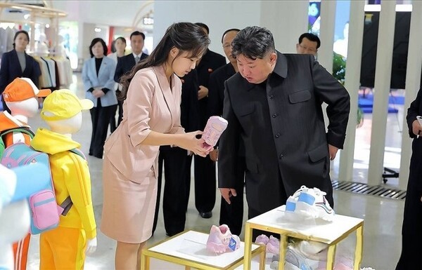 김정은 뇌출혈 건강이상설 후 북한이 공개한 김주애 분홍색 아동용 운동화 확인 사진